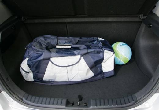 HYUNDAI i30 I hatchback silver grey przestrzeń załadunkowa
