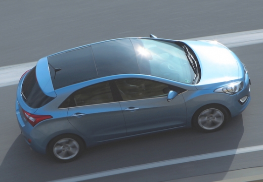 HYUNDAI i30 III hatchback niebieski jasny boczny prawy
