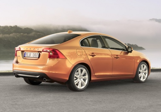 VOLVO S60 IV sedan pomarańczowy tylny prawy