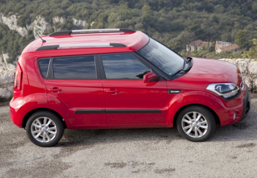 KIA Soul II hatchback czerwony jasny boczny prawy