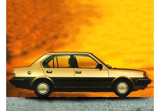 VOLVO 340 sedan brązowy boczny prawy