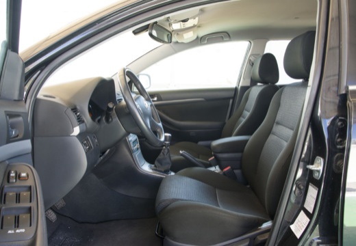 Toyota Avensis IV kombi czarny wnętrze