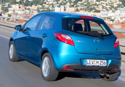 MAZDA 2 hatchback niebieski jasny tylny lewy