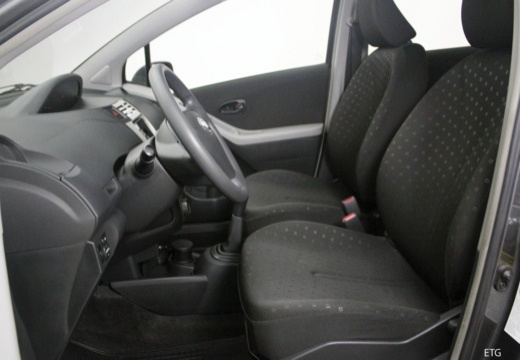 Toyota Yaris III hatchback wnętrze