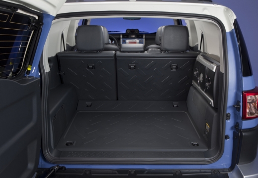 Toyota FJ Cruiser kombi niebieski jasny przestrzeń załadunkowa