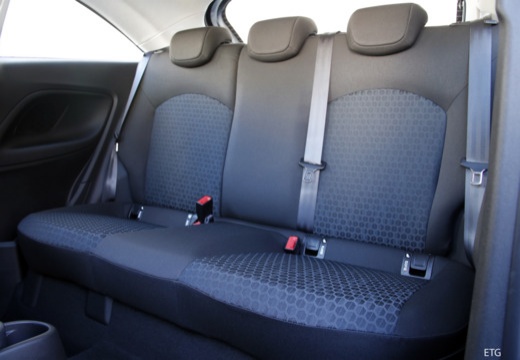 OPEL Corsa E hatchback czarny wnętrze