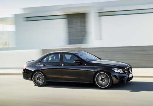 MERCEDES-BENZ Klasa E sedan czarny boczny prawy