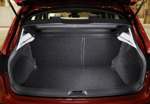 NISSAN Qashqai I hatchback czerwony jasny przestrzeń załadunkowa