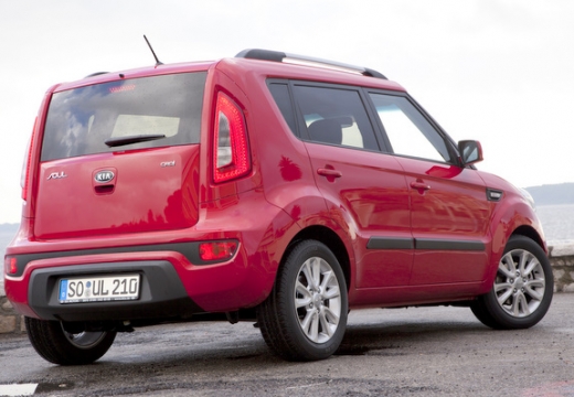 KIA Soul II hatchback czerwony jasny tylny prawy