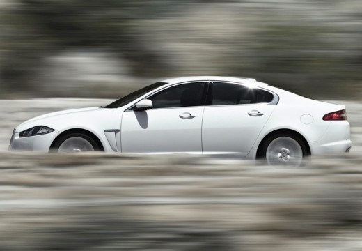 JAGUAR XF II sedan biały boczny lewy