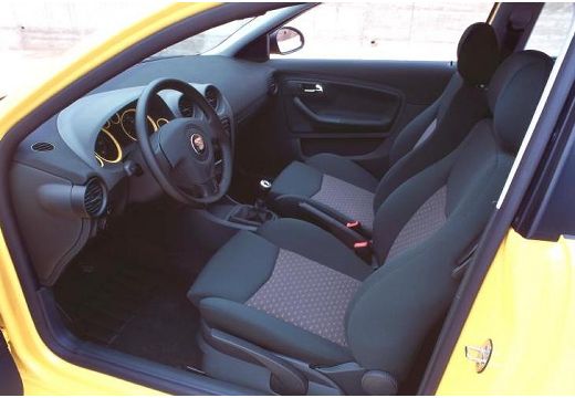 SEAT Ibiza IV hatchback żółty wnętrze