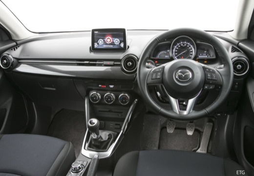 MAZDA 2 hatchback czerwony jasny tablica rozdzielcza