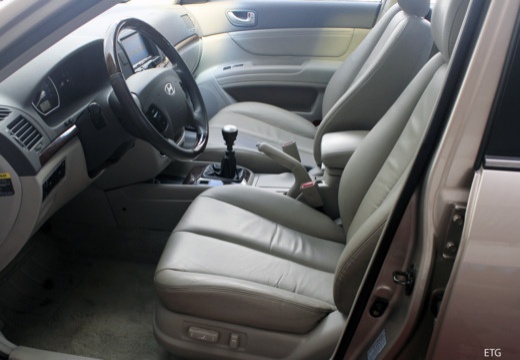 HYUNDAI Sonata sedan silver grey wnętrze