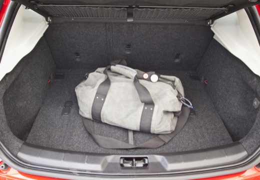 VOLVO V40 IV hatchback czerwony jasny przestrzeń załadunkowa