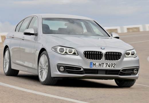 BMW Seria 5 sedan silver grey przedni prawy
