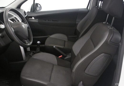 PEUGEOT 207 hatchback wnętrze