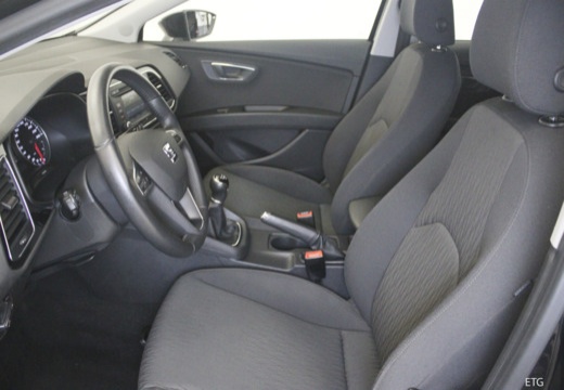 SEAT Leon IV hatchback czarny wnętrze