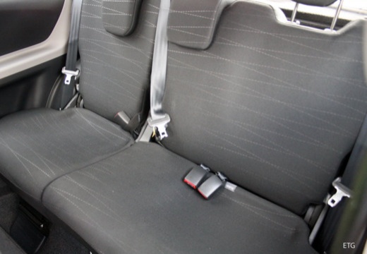 Toyota Yaris IV hatchback wnętrze