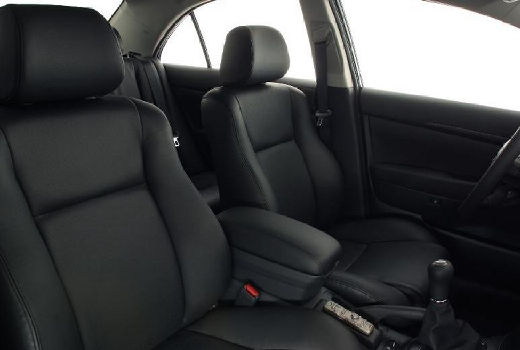 Toyota Avensis hatchback wnętrze