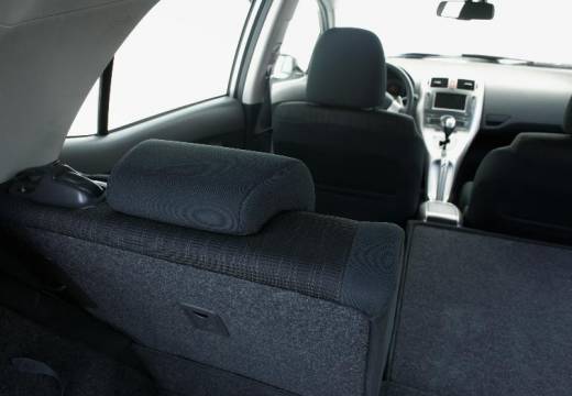 Toyota Auris I hatchback wnętrze