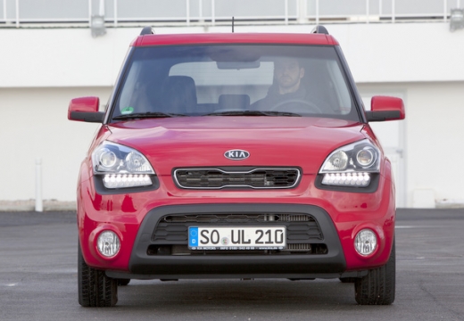 KIA Soul II hatchback czerwony jasny przedni