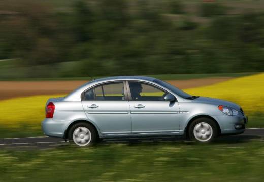 HYUNDAI Accent IV sedan silver grey boczny prawy