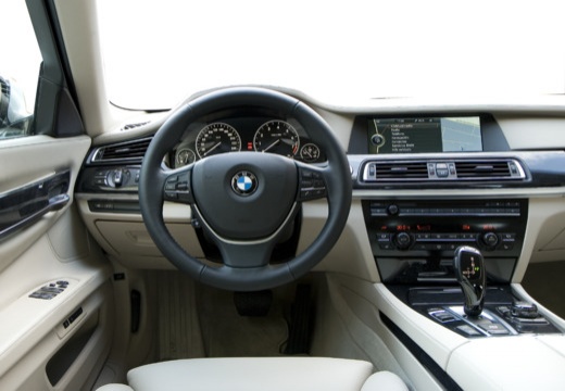 BMW Seria 7 F01 F02 I sedan silver grey tablica rozdzielcza