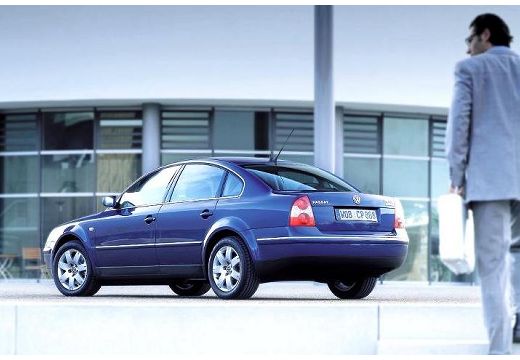 VOLKSWAGEN Passat IV sedan niebieski jasny przedni lewy