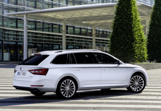 SKODA Superb kombi biały boczny prawy