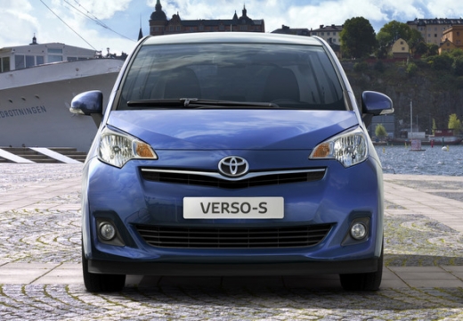 Toyota Verso-S hatchback niebieski jasny przedni