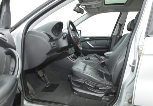 BMW X5 kombi silver grey wnętrze