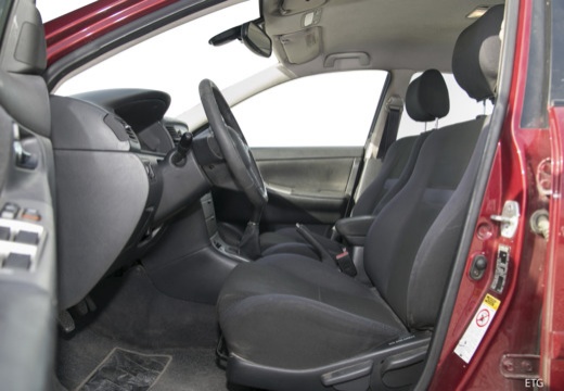 Toyota Corolla VI sedan czerwony jasny wnętrze