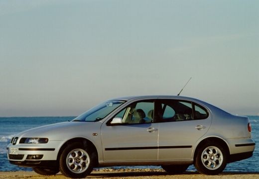 SEAT Toledo sedan silver grey przedni lewy