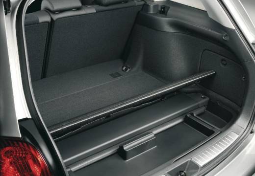 Toyota Avensis IV kombi silver grey przestrzeń załadunkowa