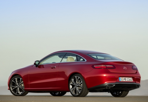 MERCEDES-BENZ Klasa E coupe czerwony jasny tylny lewy