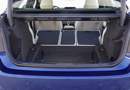BMW Seria 3 F30/F80 sedan niebieski jasny przestrzeń załadunkowa