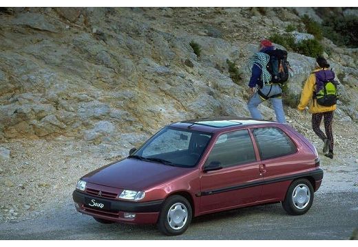 CITROEN Saxo hatchback czerwony jasny przedni lewy