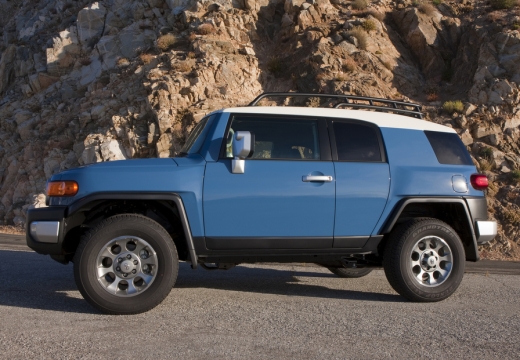 Toyota FJ Cruiser kombi niebieski jasny boczny lewy
