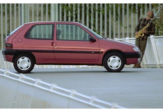 CITROEN Saxo hatchback czerwony jasny boczny prawy