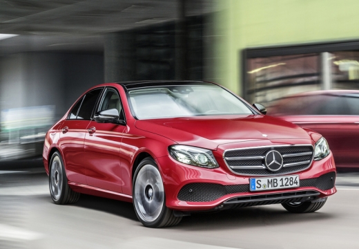 MERCEDES-BENZ Klasa E sedan czerwony jasny przedni prawy