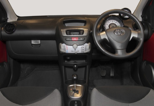 Toyota Aygo III hatchback czerwony jasny tablica rozdzielcza