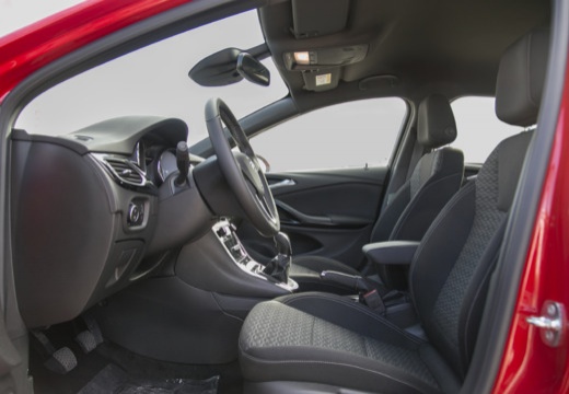 OPEL Astra hatchback czerwony jasny wnętrze