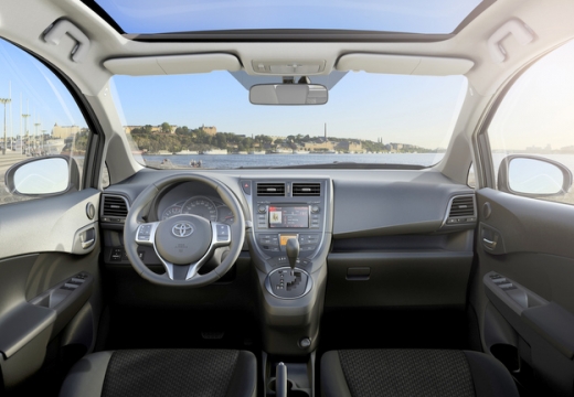 Toyota Verso-S hatchback tablica rozdzielcza