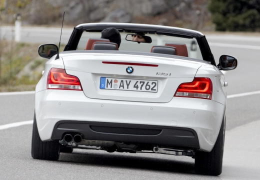 BMW Seria 1 kabriolet biały tylny