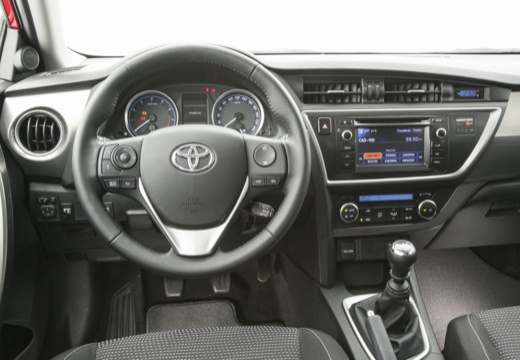 Toyota Auris II hatchback czerwony jasny tablica rozdzielcza