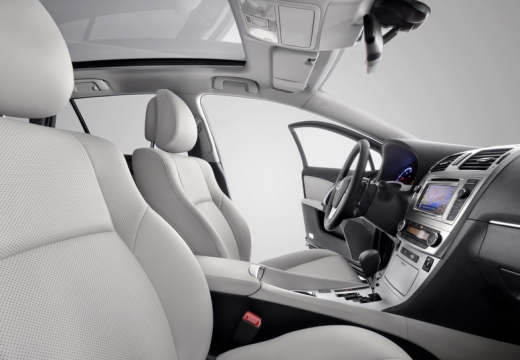 Toyota Avensis VI kombi wnętrze