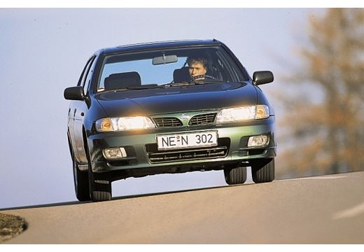 NISSAN Almera I hatchback zielony przedni