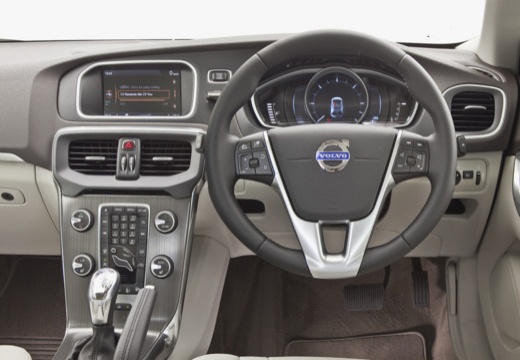 VOLVO V40 IV hatchback czerwony jasny tablica rozdzielcza