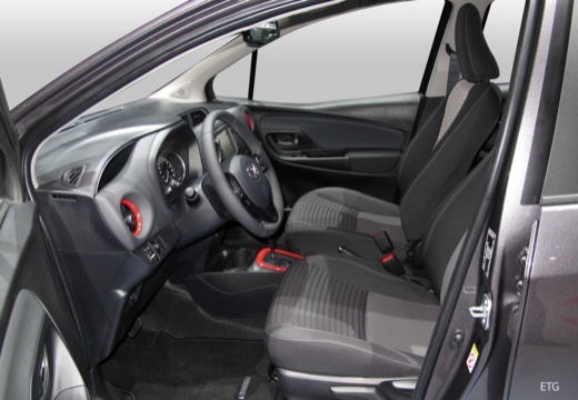 Toyota Yaris VII hatchback wnętrze