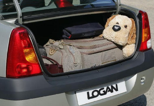 DACIA Logan I sedan silver grey przestrzeń załadunkowa